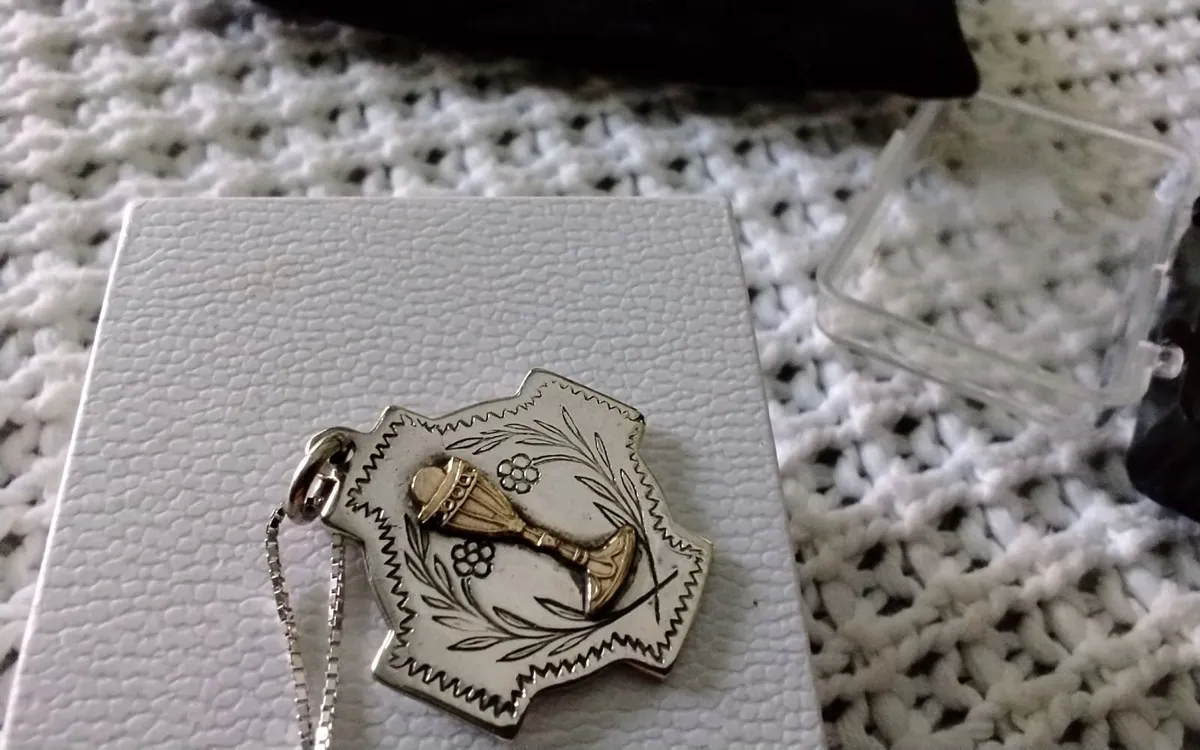 VINTAGE Silver & gold holy communion pendant - Image 2