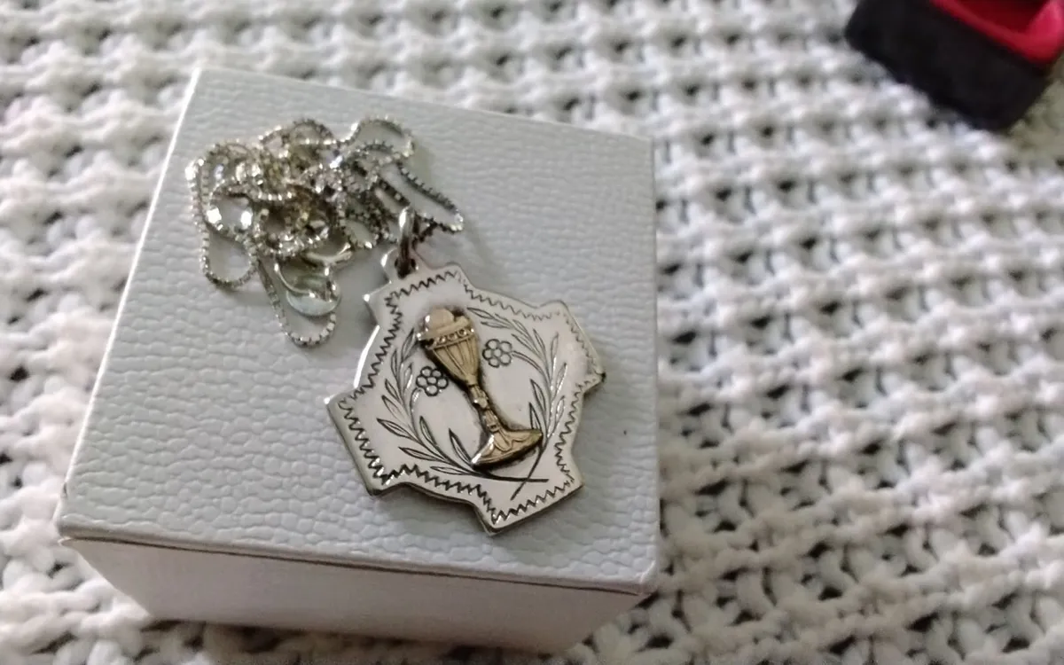 VINTAGE Silver & gold holy communion pendant - Image 3
