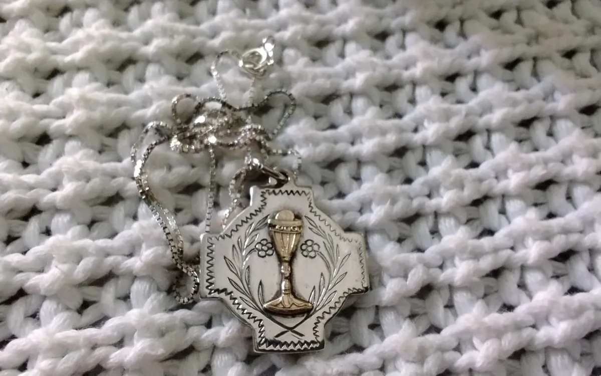 VINTAGE Silver & gold holy communion pendant - Image 4