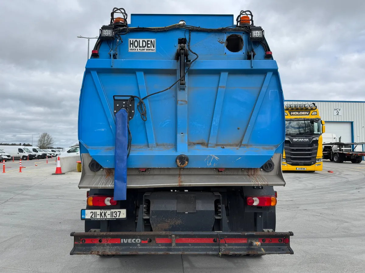 UNRESERVED 2021 IVECO 150-220 BUCHER SWEEPER - Image 4