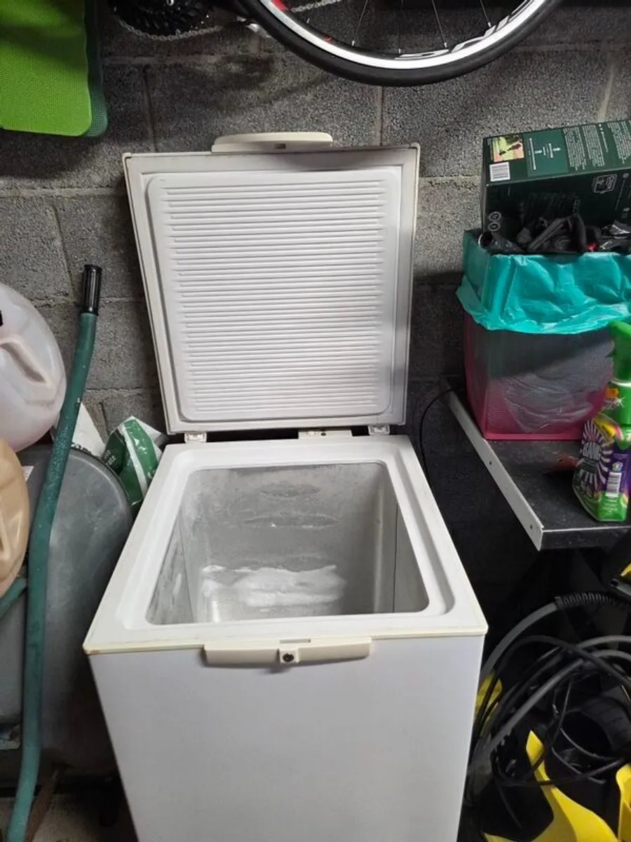 Whirlpool Chest Freezer - Image 4