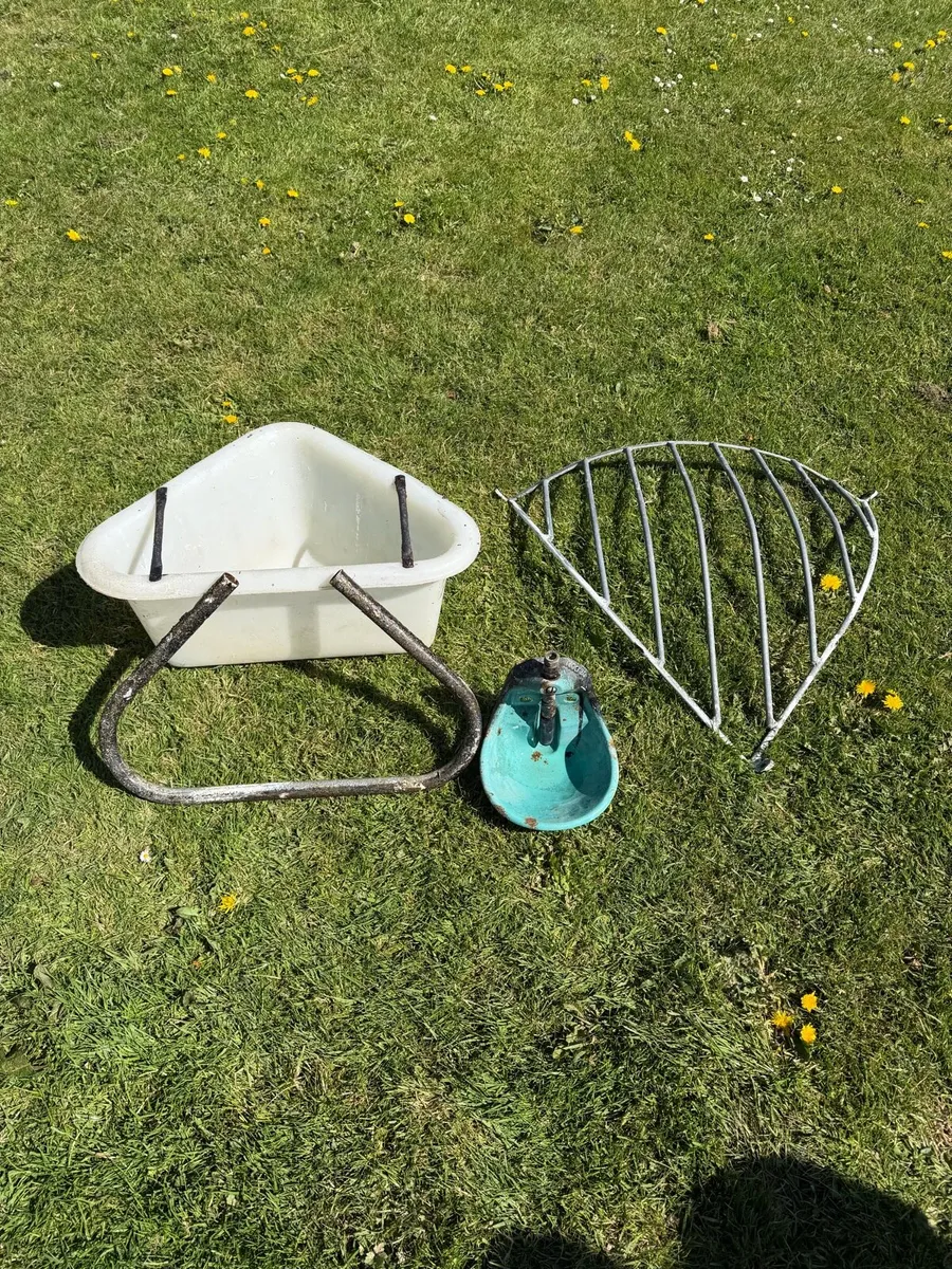 Horse drinkers, feed pots and hay racks