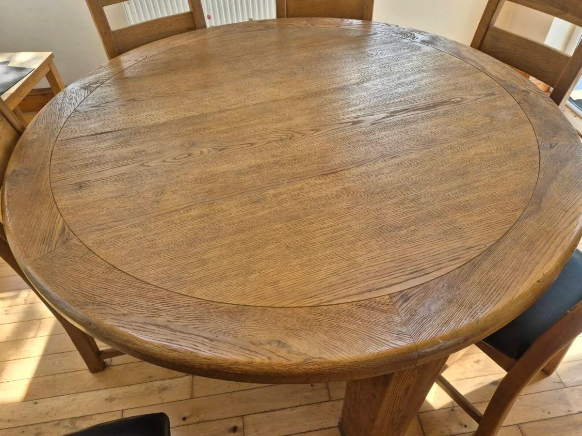 Table and chairs - Image 2