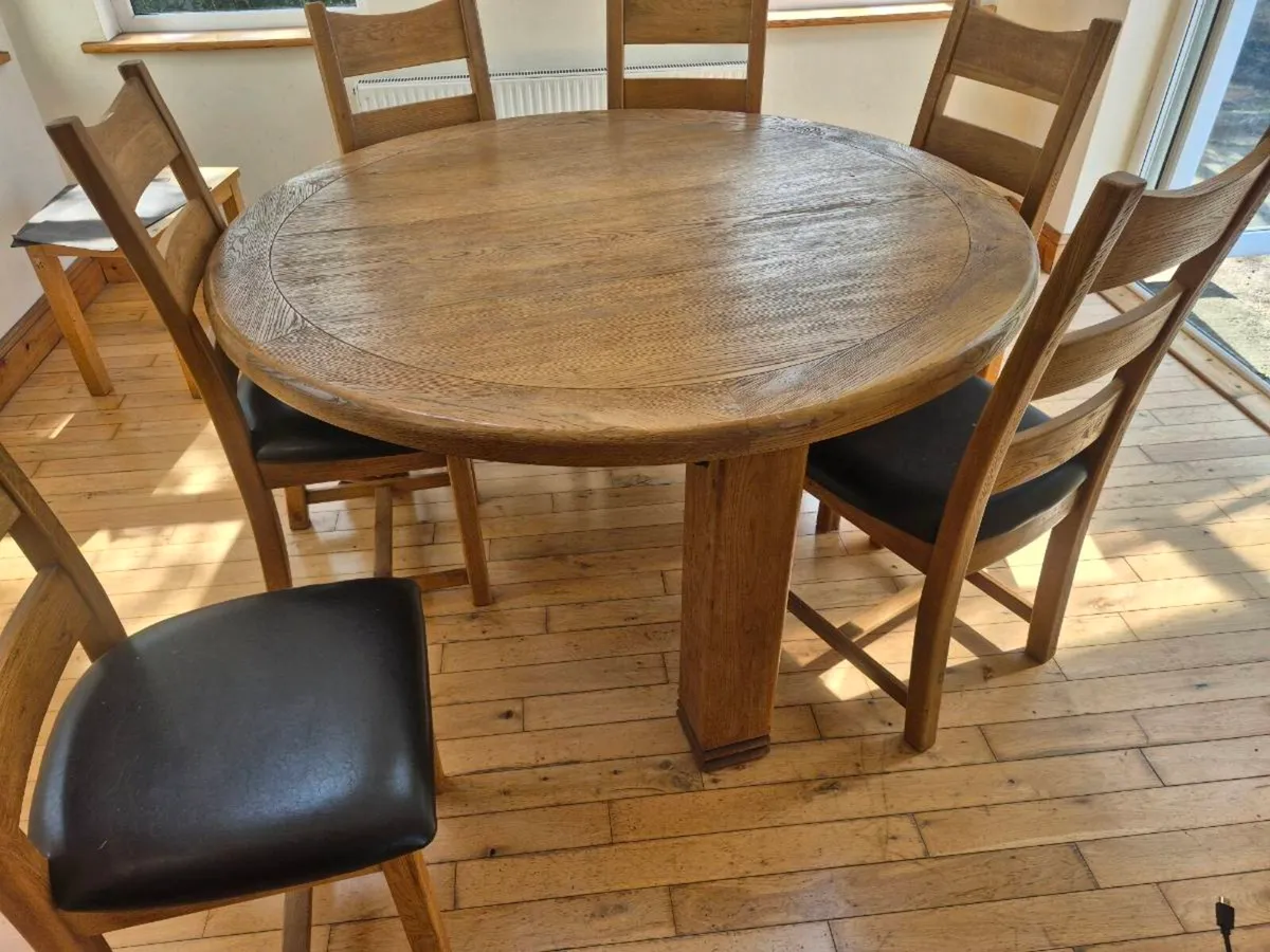 Table and chairs - Image 3