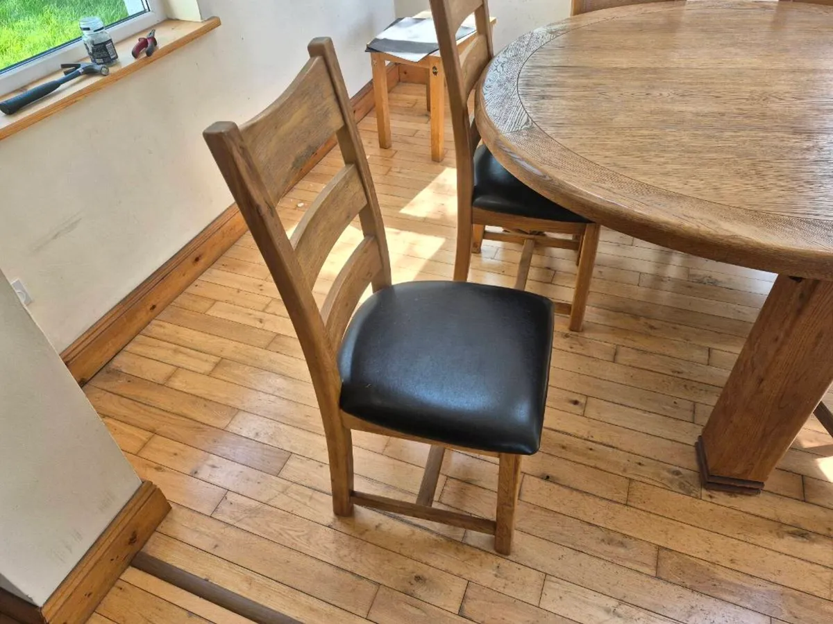 Table and chairs - Image 4