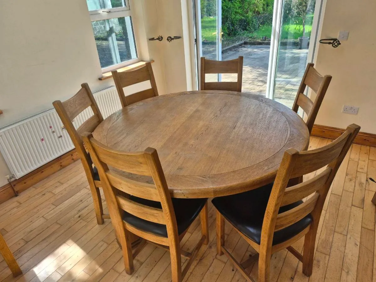 Table and chairs - Image 1