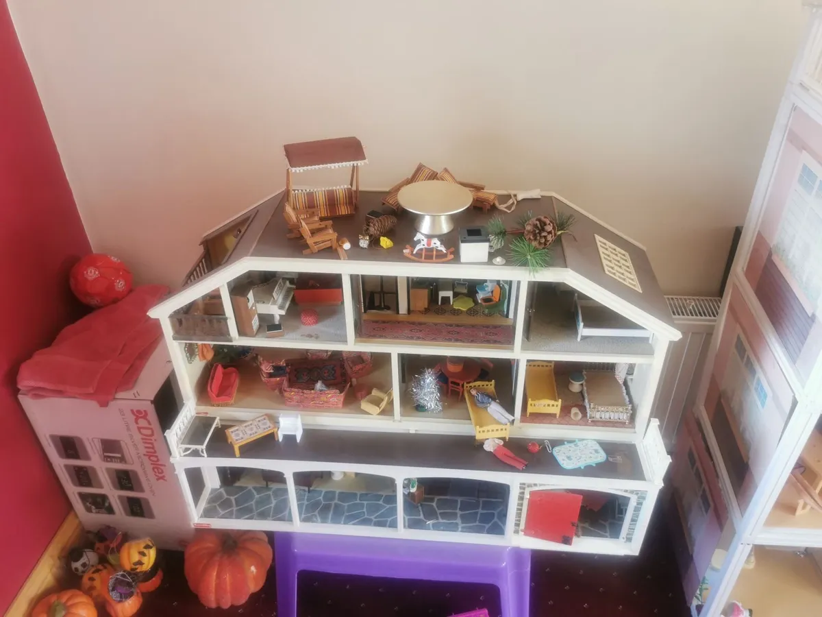 Dolls house - Image 1