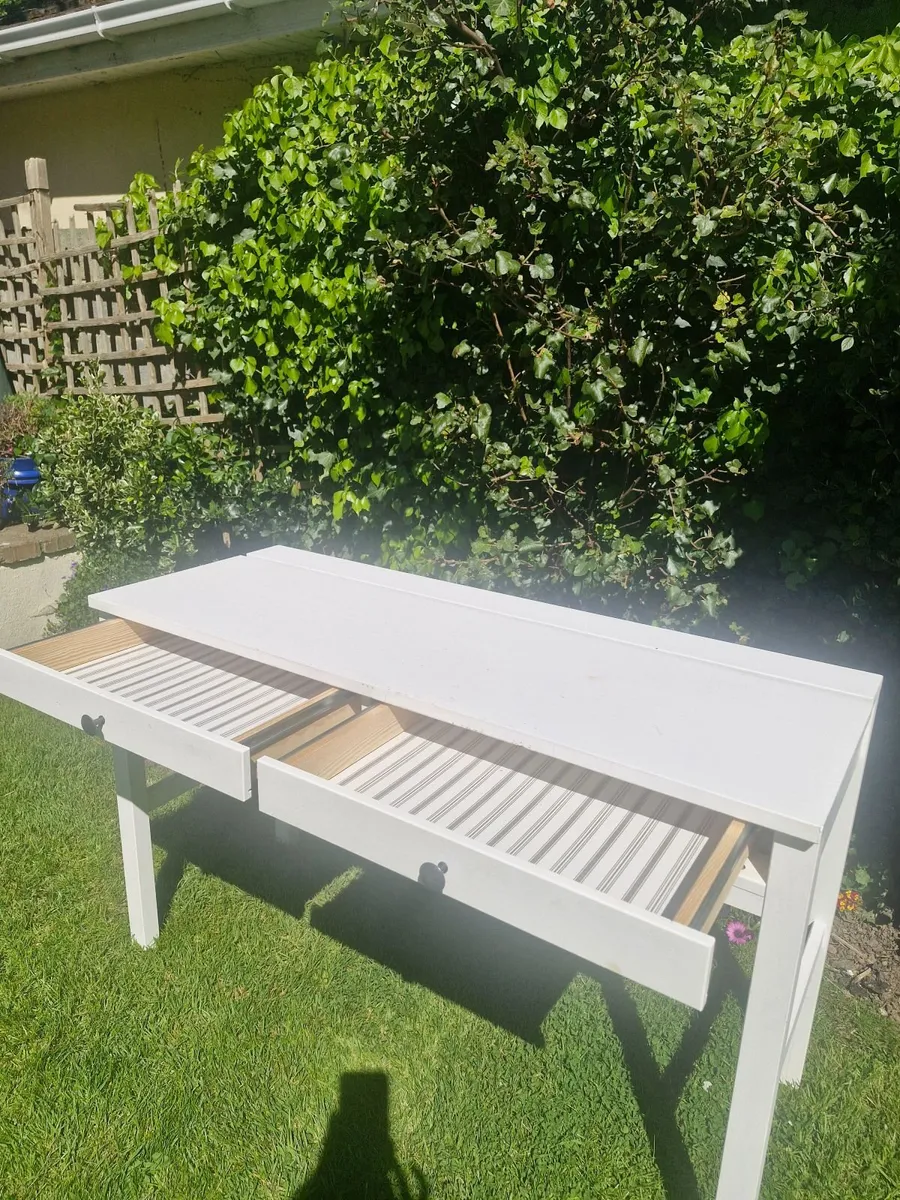 Study desk - Image 1