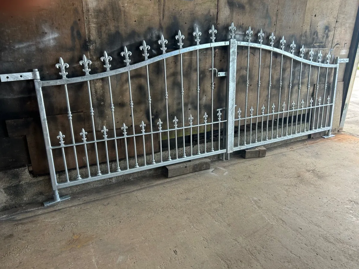 ENTRANCE GATES - Image 1