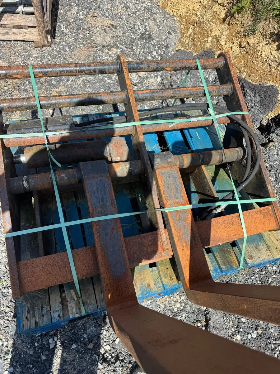 Manitou sliding carriage and forks - Image 1