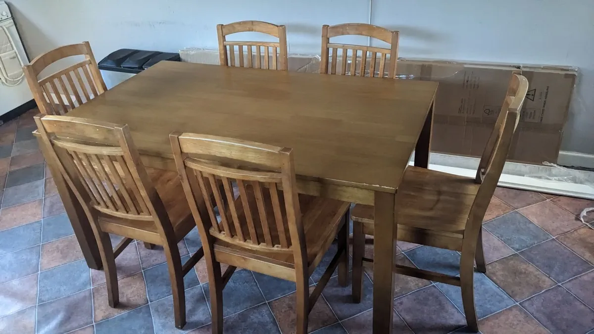Table and 6 chairs - Image 1