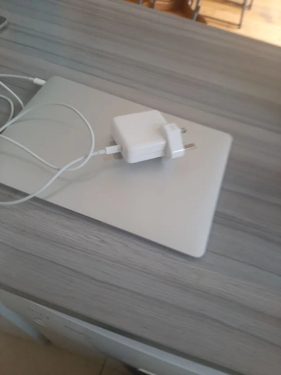 Macbook Air 2018 13.3 i5 - Image 2