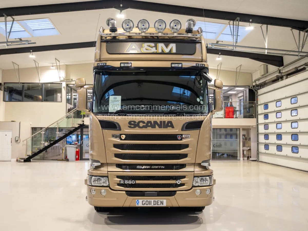 40/50 LIMITED EDITION SCANIA R580 GOLDEN GRIFFIN - Image 2