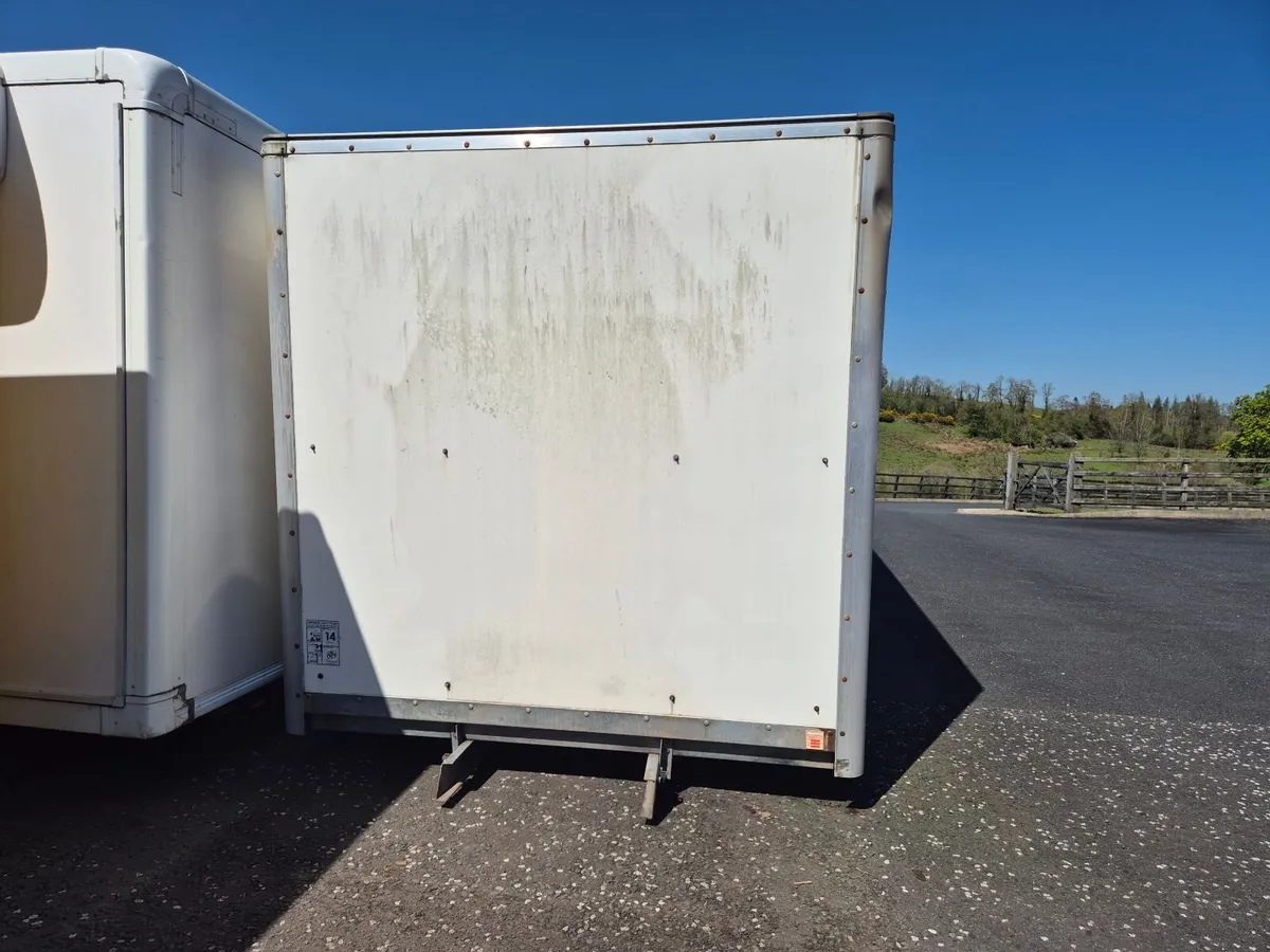 GRP Box Body 26ftx8ftx8ft4" with 1.5 ton tail lift - Image 3