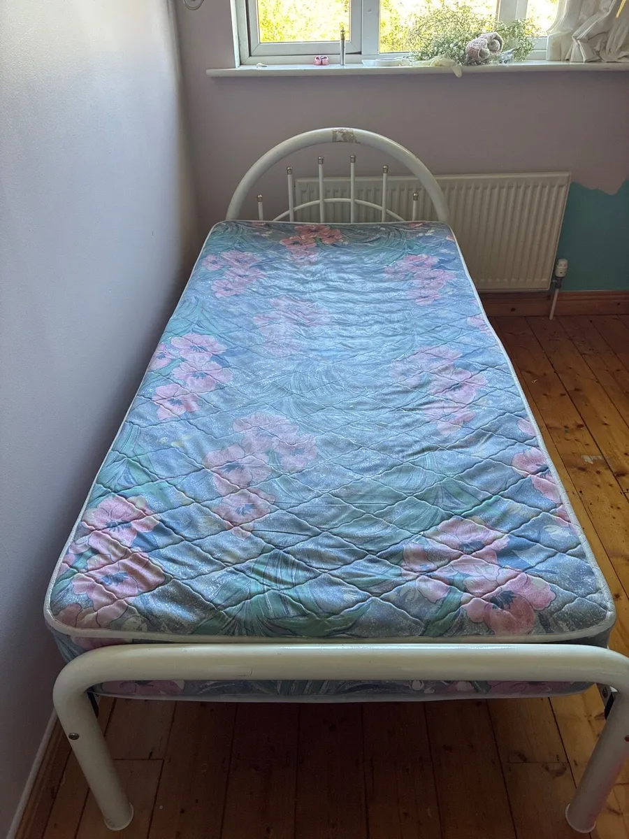 Single bed with mattress - Image 1
