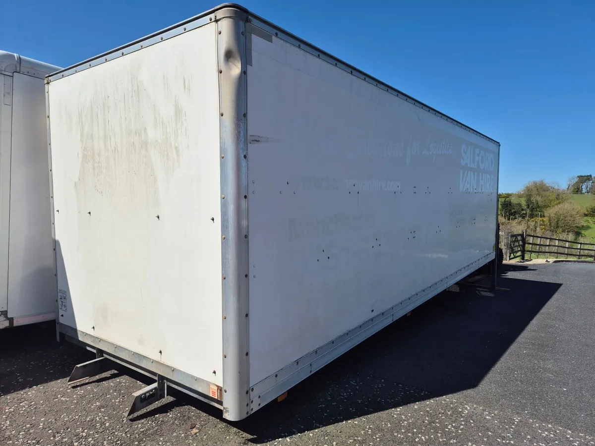 GRP Box Body 26ftx8ftx8ft4" with 1.5 ton tail lift - Image 4