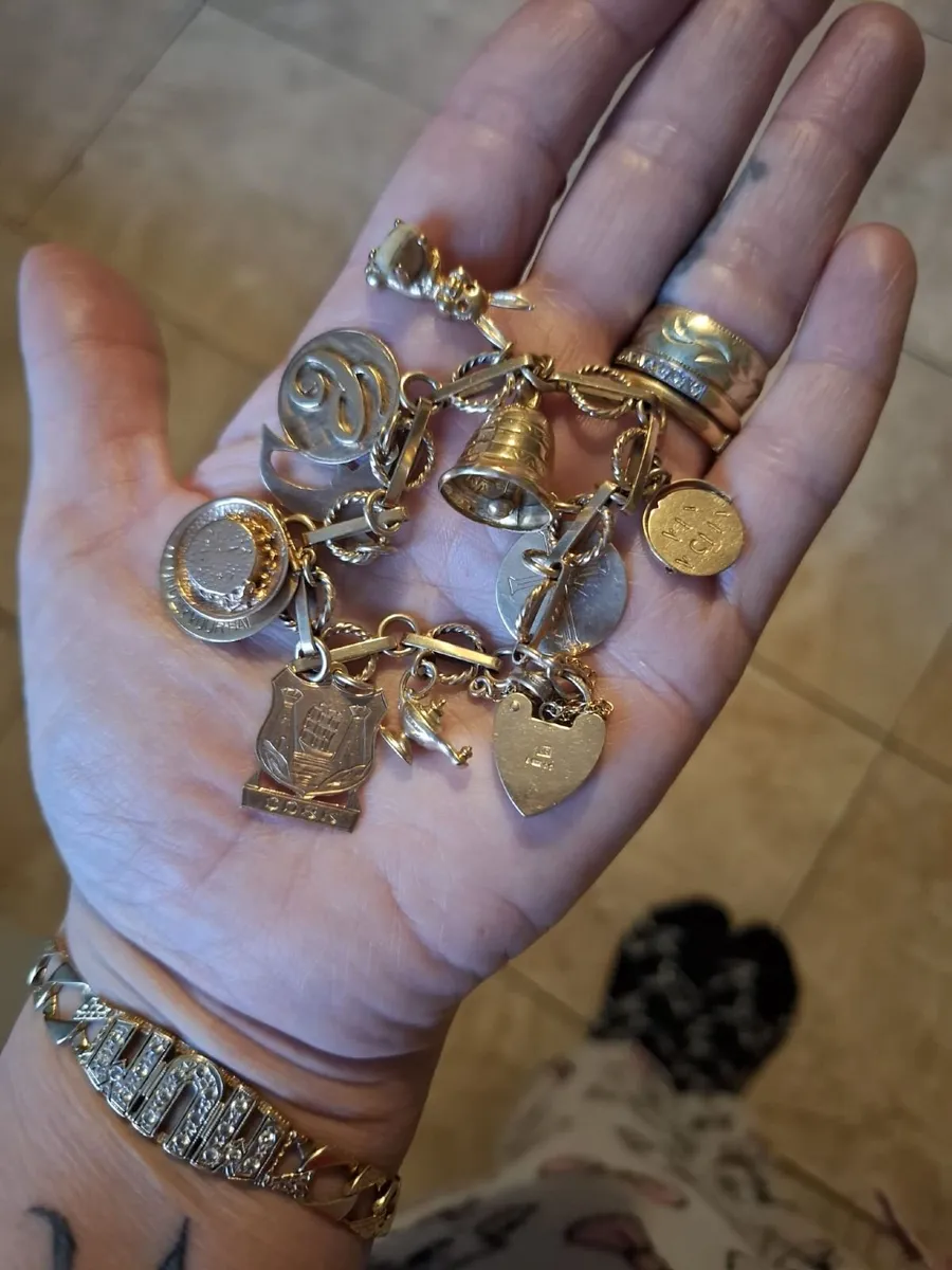 Vintage gold charm bracelet - Image 2