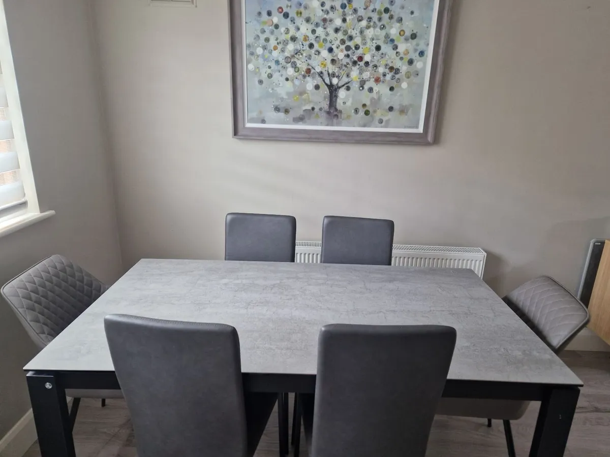 Kitchen table - Image 1