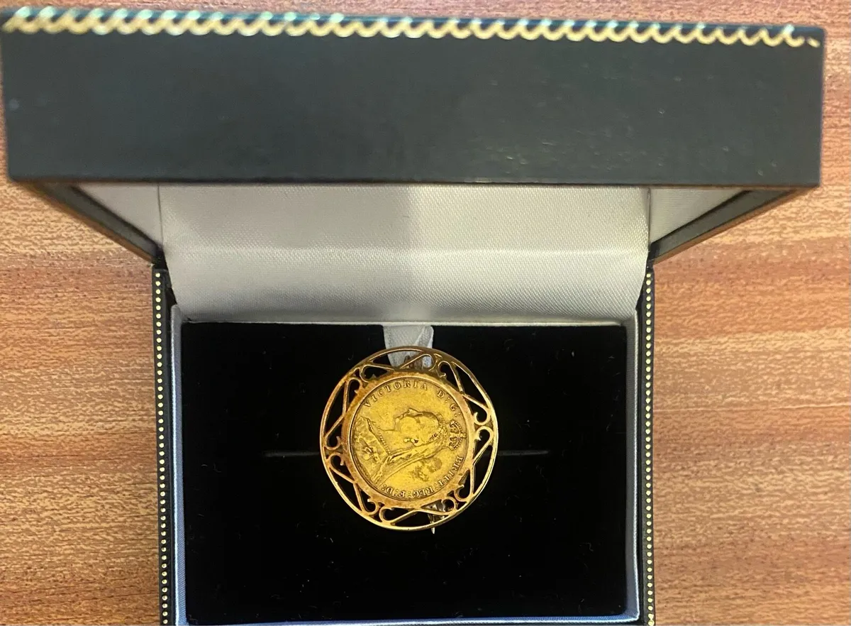 1893 Gold Sovereign Broach - Image 4