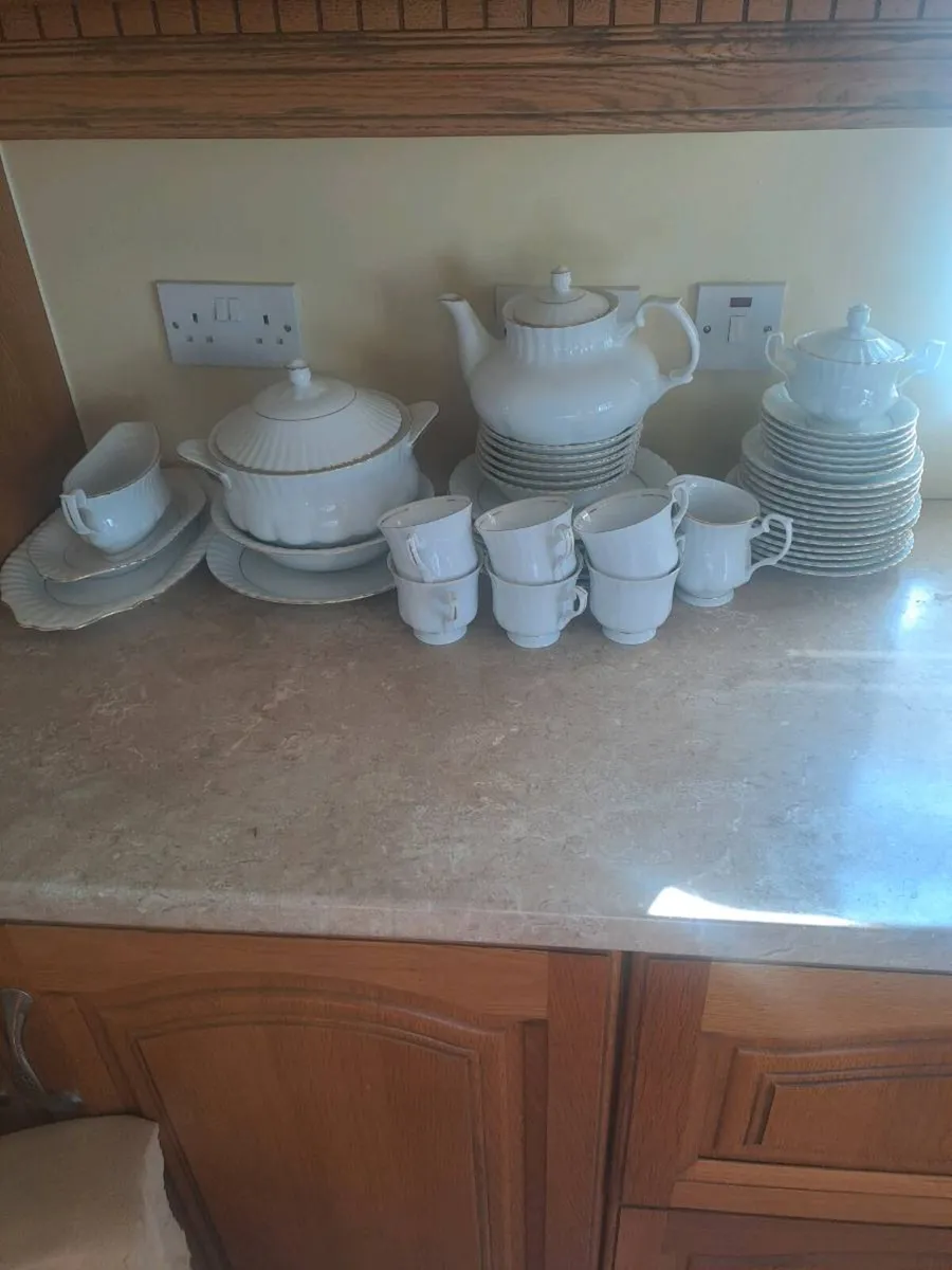 Dinner set and matching tea set - Image 1