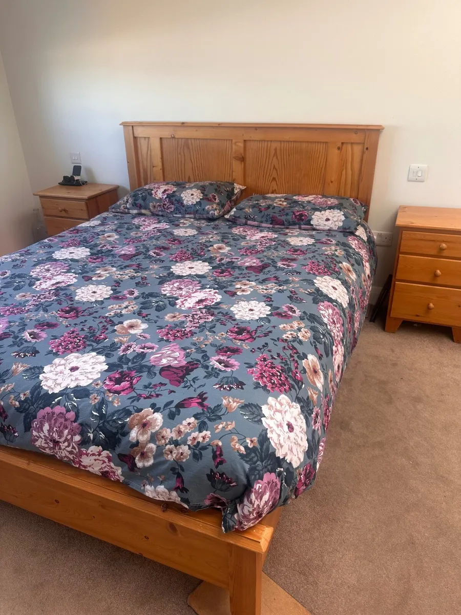 King size Frame, 2 lockers, 2 single bed frames - Image 1