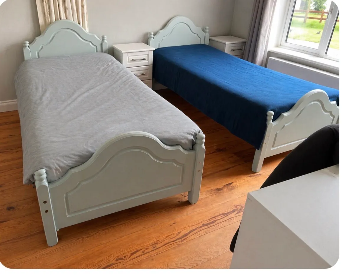 Single beds - Image 2