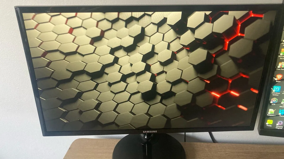 24in Screen / Monitor - Image 1