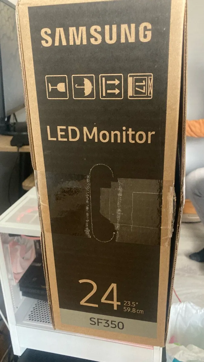 24in Screen / Monitor - Image 3