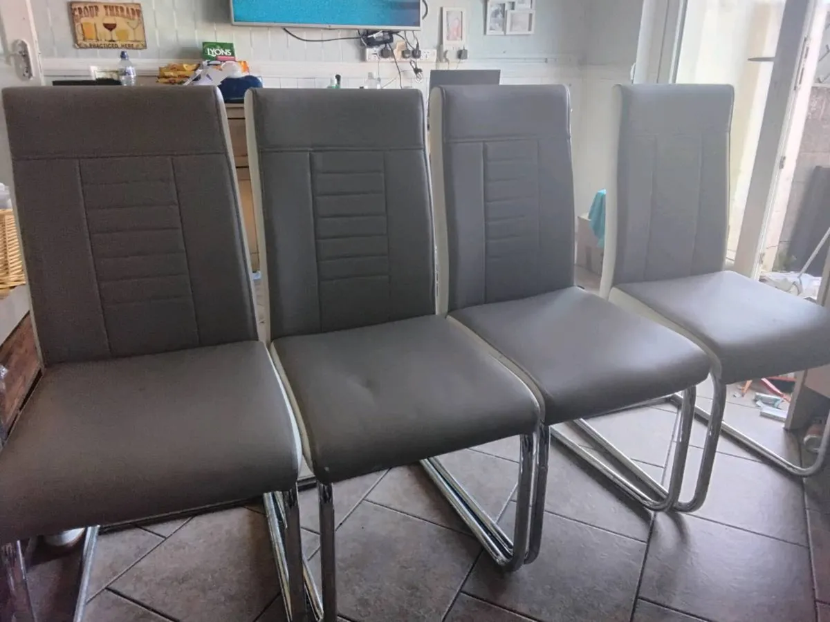 4 chairs - Image 1