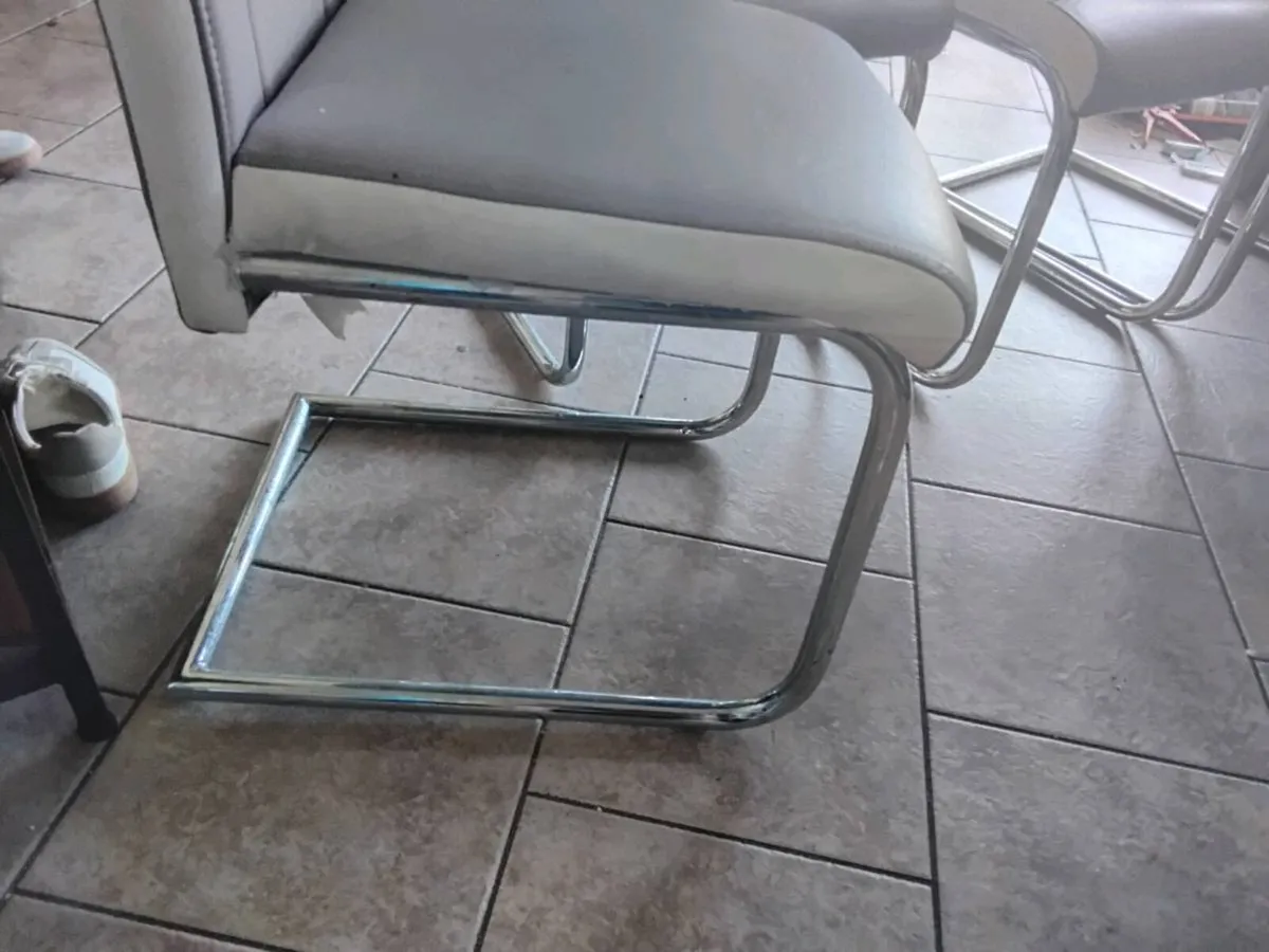 4 chairs - Image 2