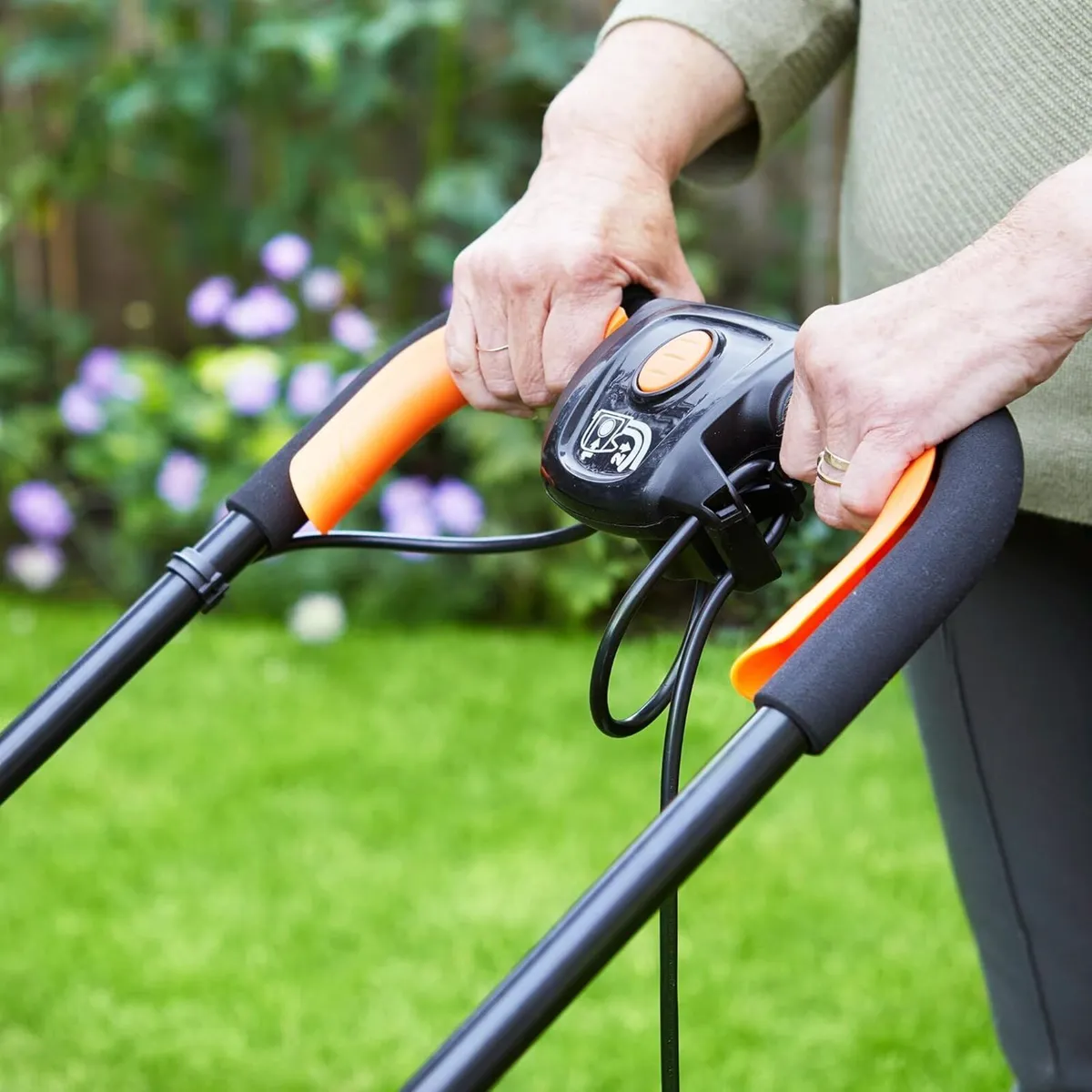 1700W 33cm Electric Hover Mower with Grass - Image 4