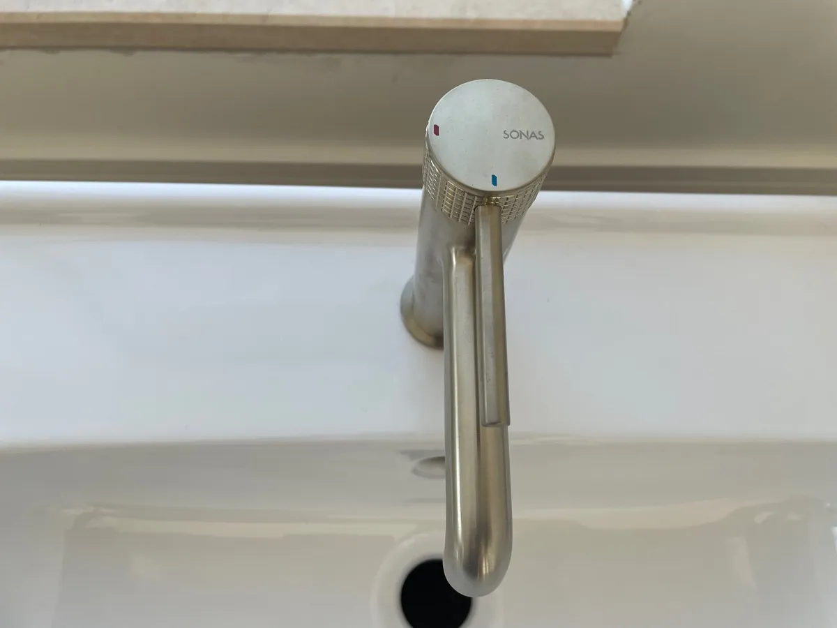 Vanity Sink and Tap - Image 2