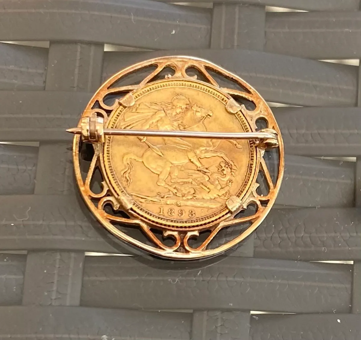1893 Gold Sovereign Broach - Image 3