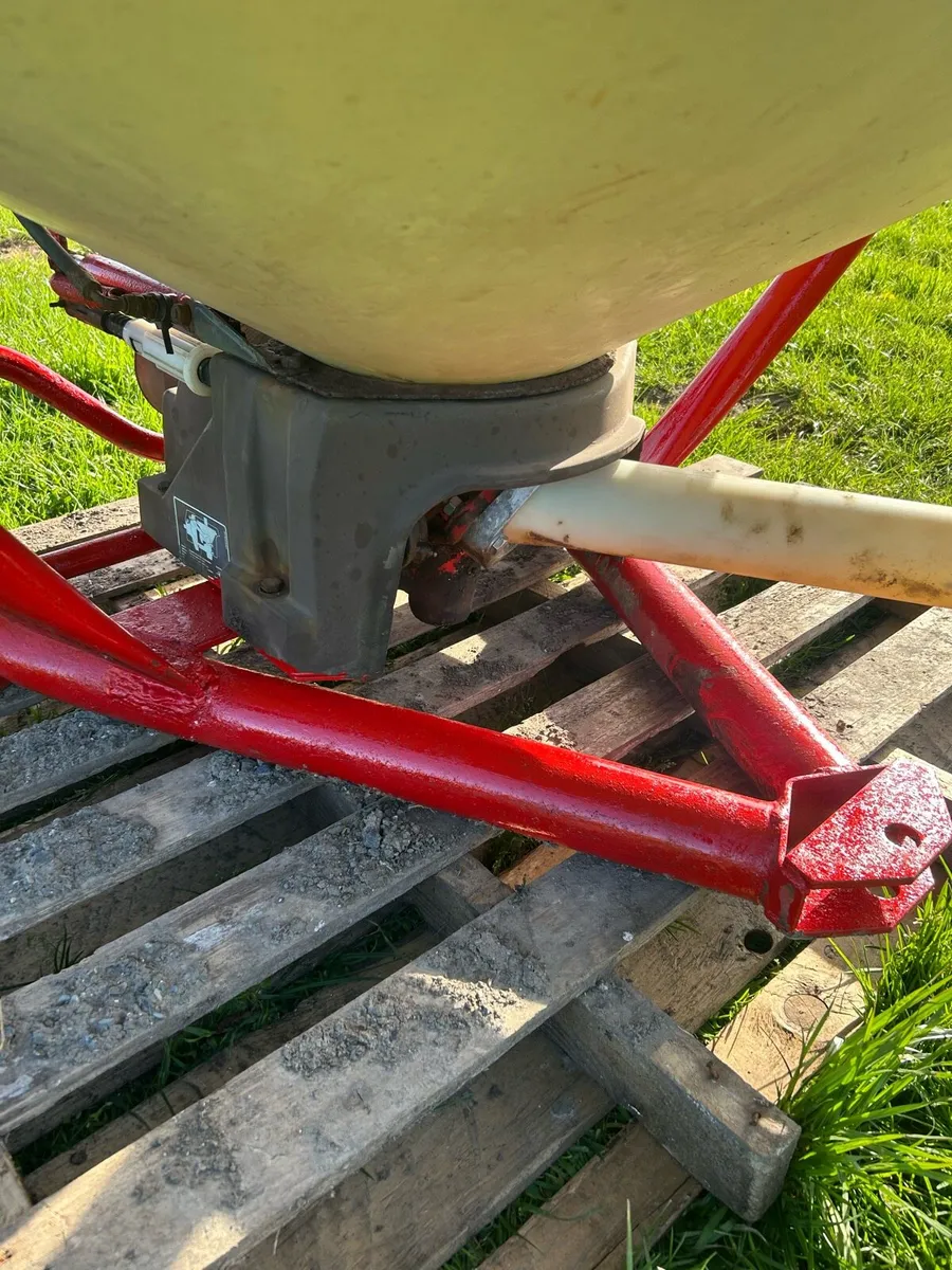 Vicon fertiliser sower - Image 4