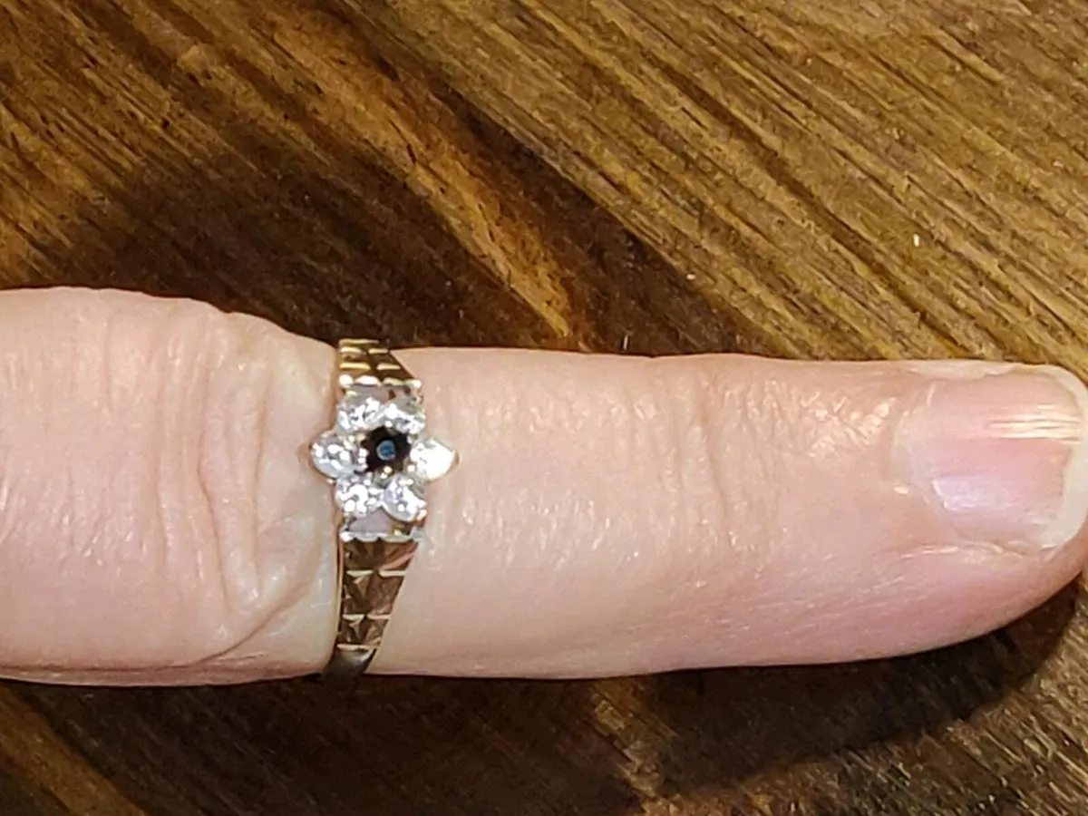 RARE DAISY SAPPHIRE, 9CT Gold New CHUNKY Ring ! - Image 3