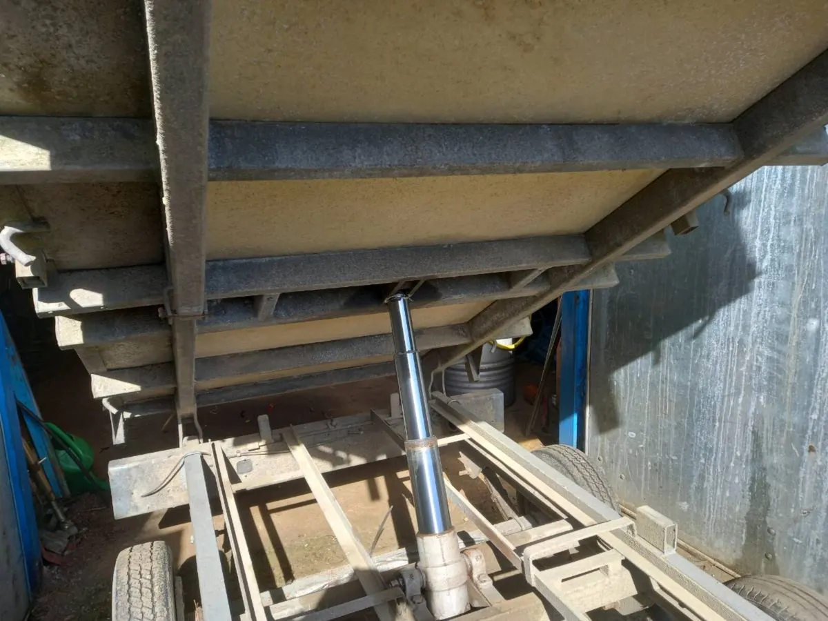 10' x 5'6" Tipper trailer - Image 3