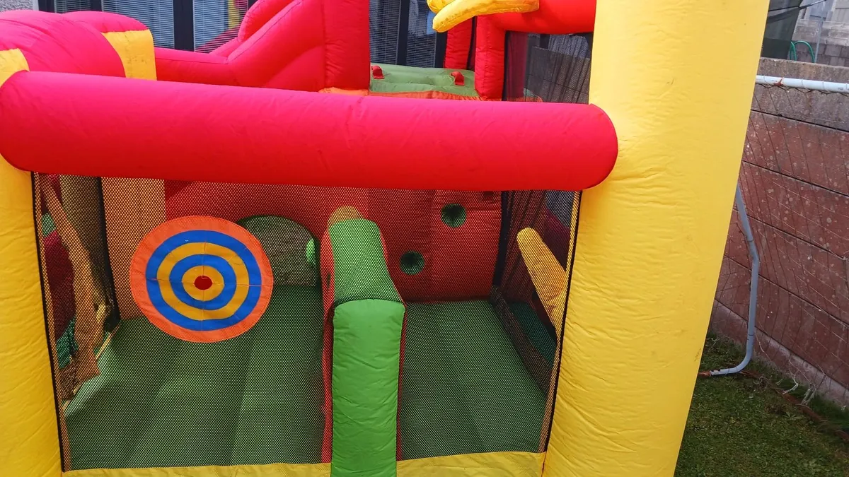 Bouncy castle - Image 3