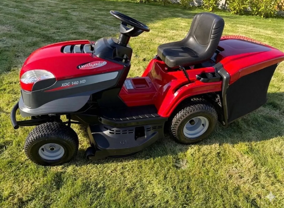 Lovely HYDROSTATIC Castlegarden lawnmower - Image 2