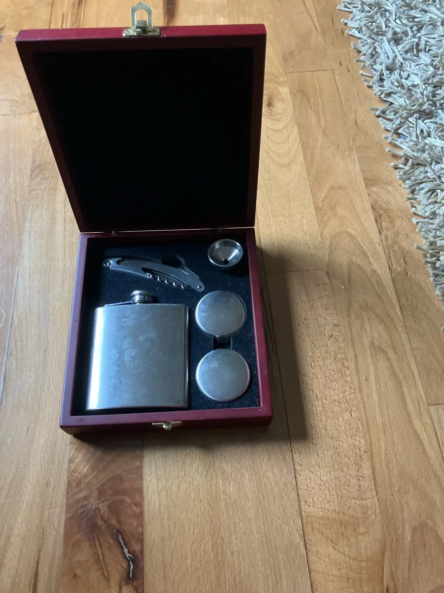 Whisky flask set