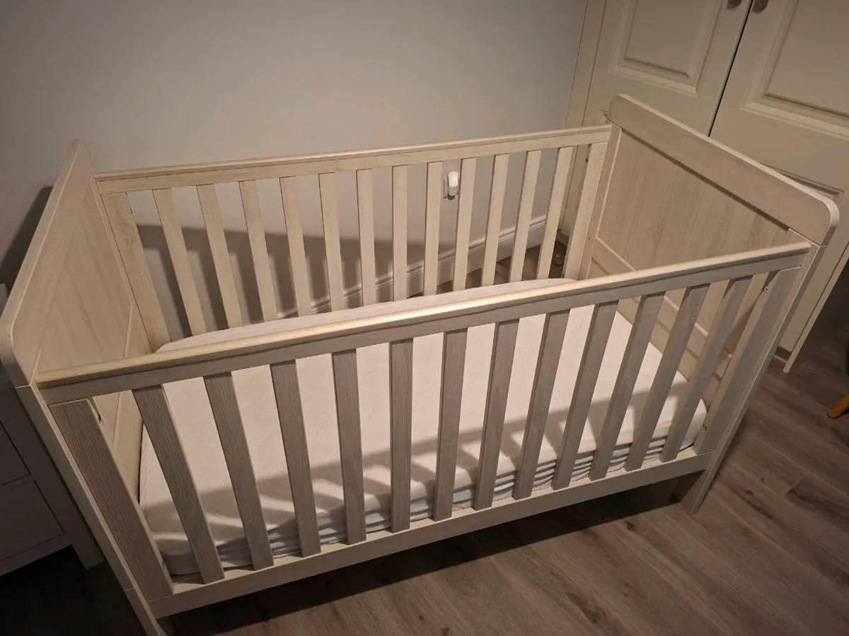 Baby mama & papas cot - Image 4