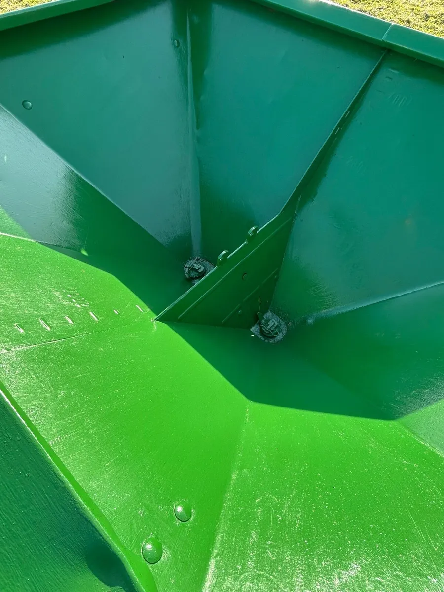 Fertiliser Spreader - Image 2
