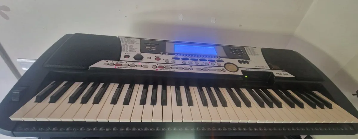 Yamaha PSR 550 synthesiser keyboard (needs work) - Image 1