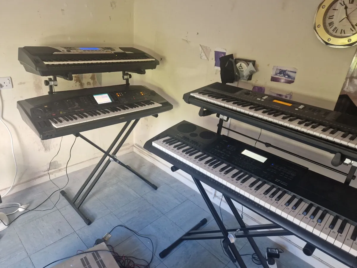 Yamaha PSR 550 synthesiser keyboard (needs work) - Image 4