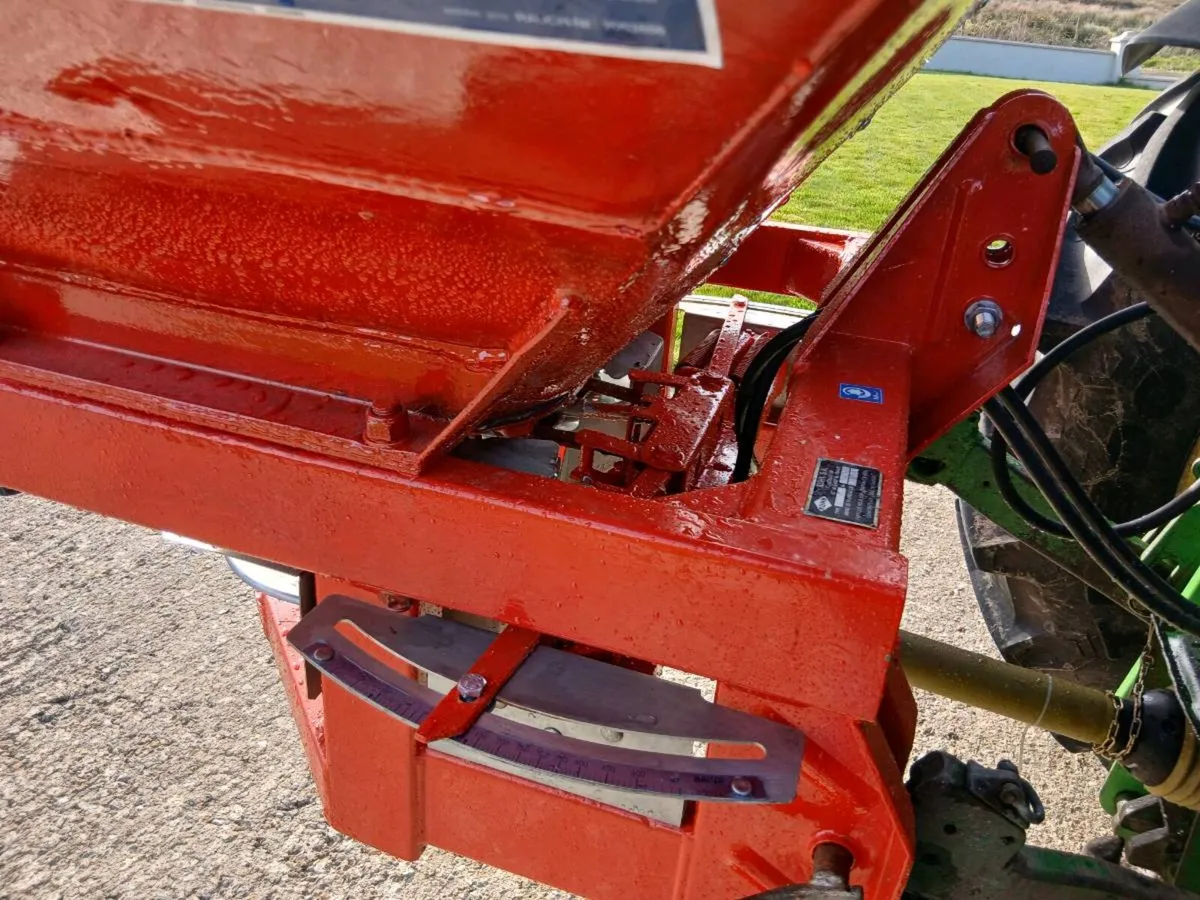 Kuhn fertiliser spreader - Image 3