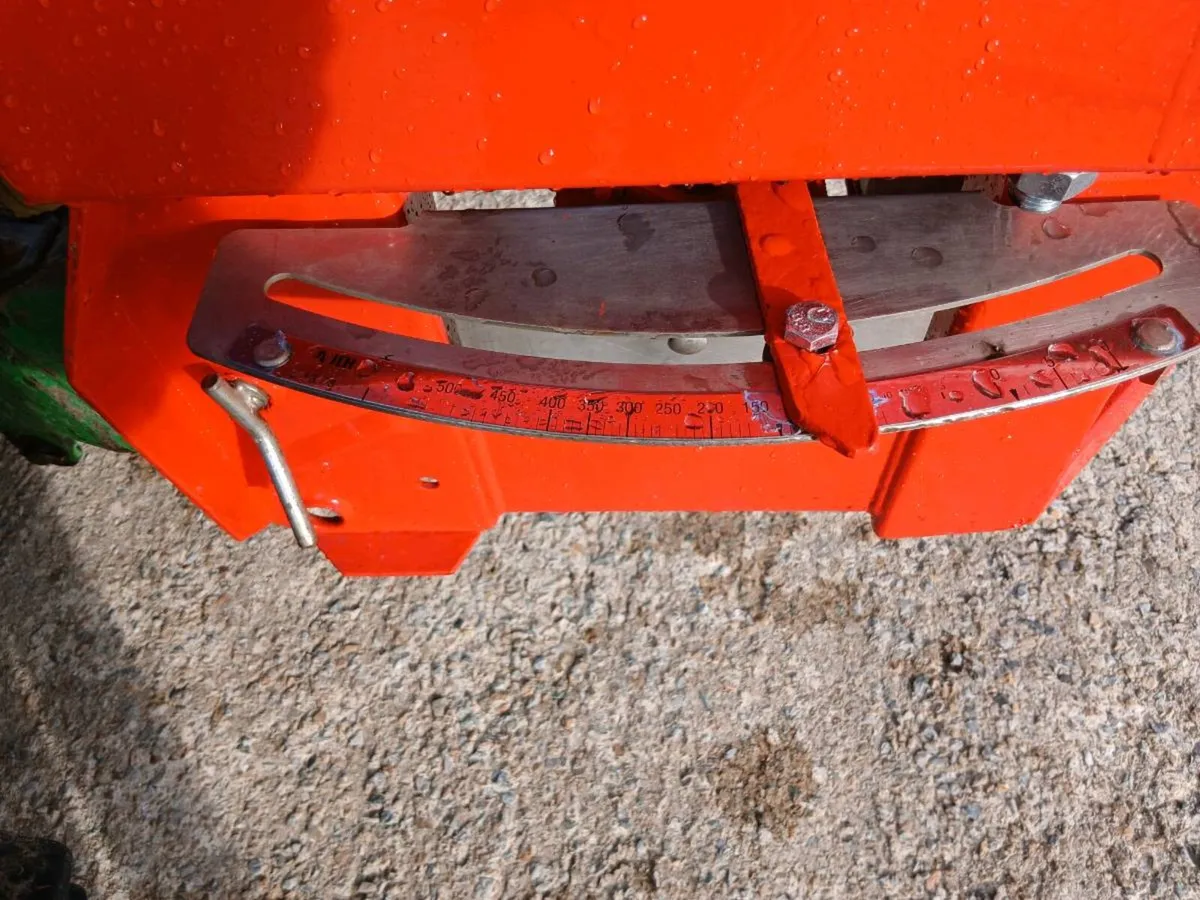 Kuhn fertiliser spreader - Image 4