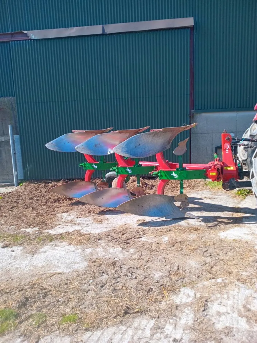 Kverneland three furrow reversible plough - Image 1