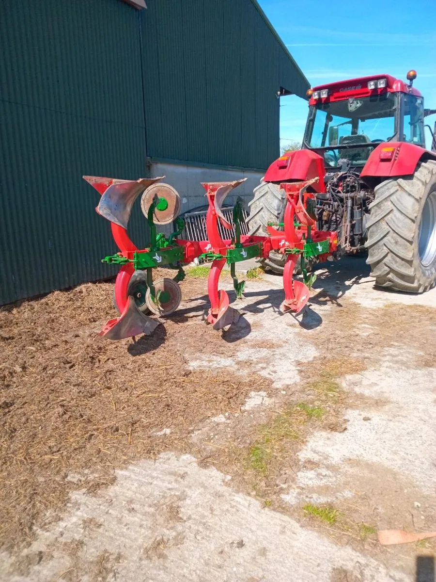Kverneland three furrow reversible plough - Image 2
