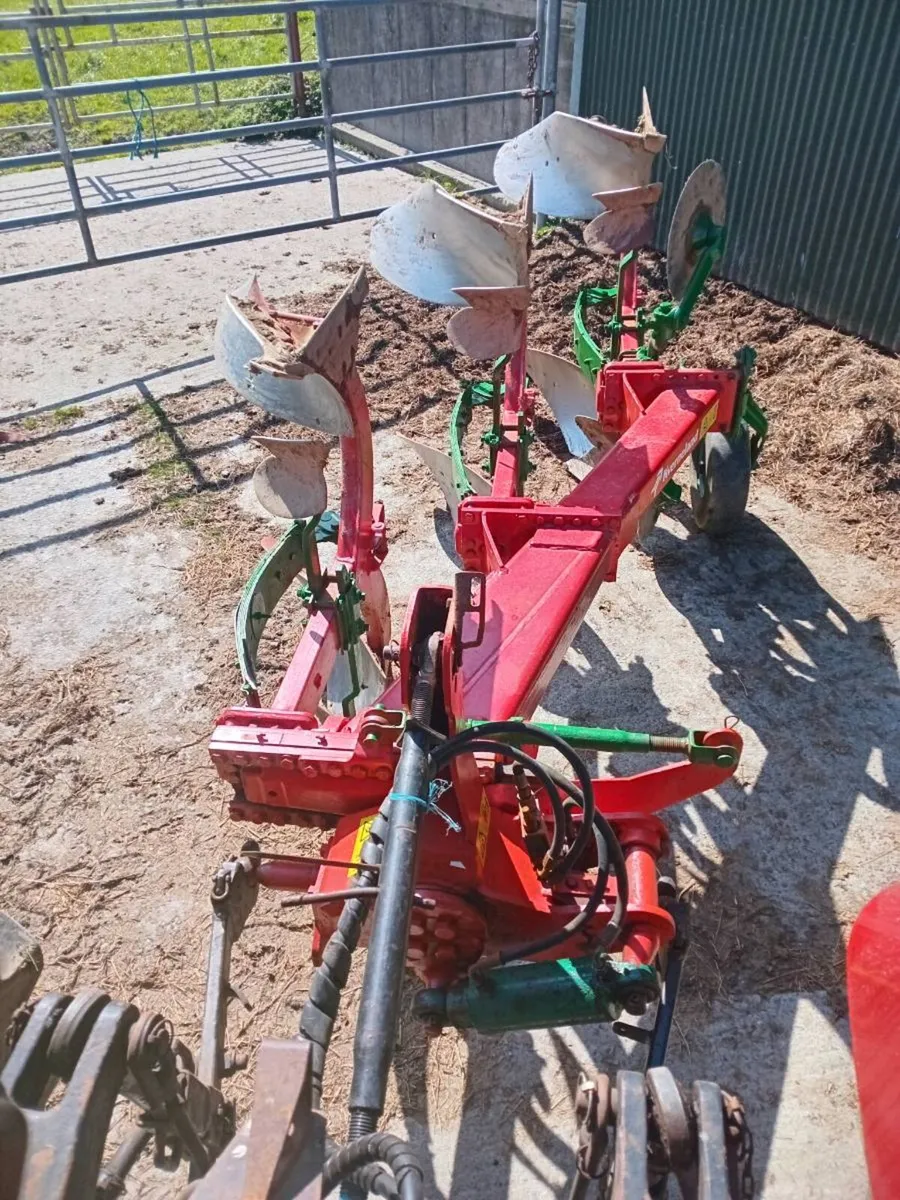 Kverneland three furrow reversible plough - Image 3