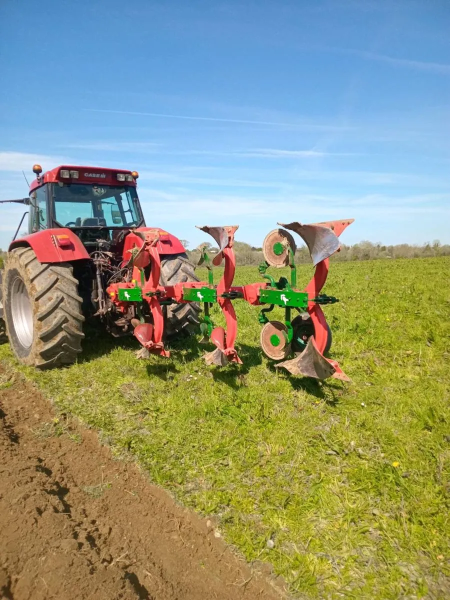 Kverneland three furrow reversible plough - Image 4