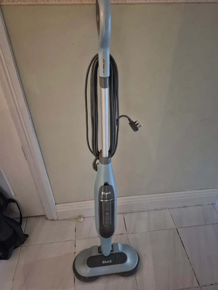 Shark steam mop - Image 1